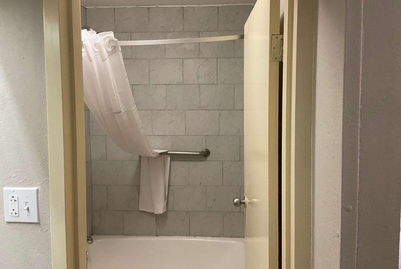 Days Inn By Wyndham Ozark Esterno foto